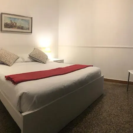 Castello First アパート *